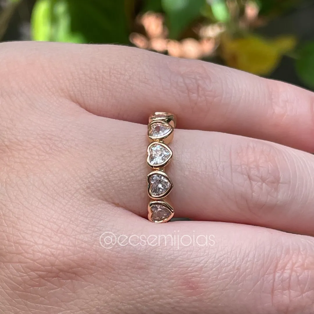 Anel com fileira com 6 corações de zircônia - banhado a ouro 18k