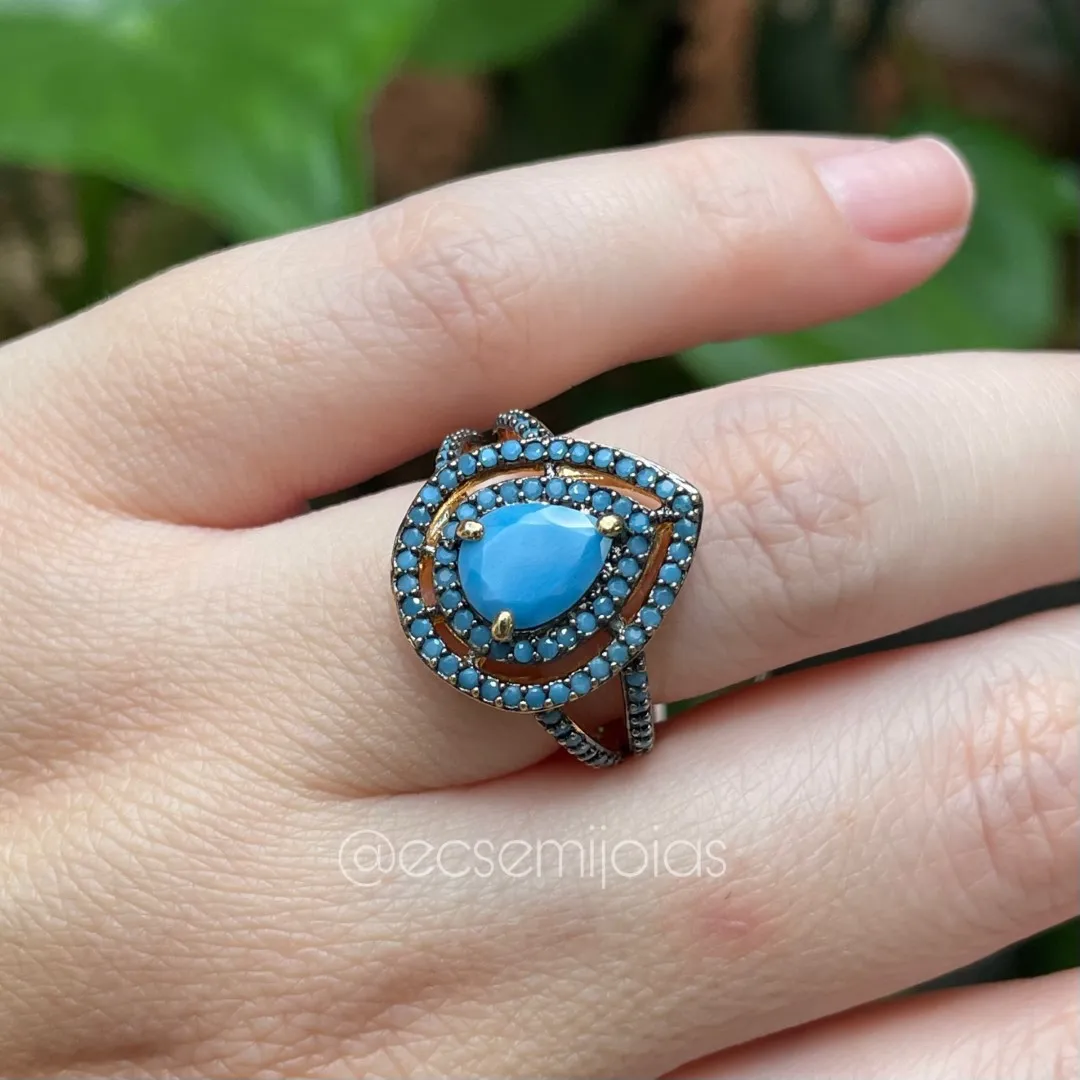 Anel com pedra gota no centro com 2 bordas cravejadas - banhado a ouro 18k