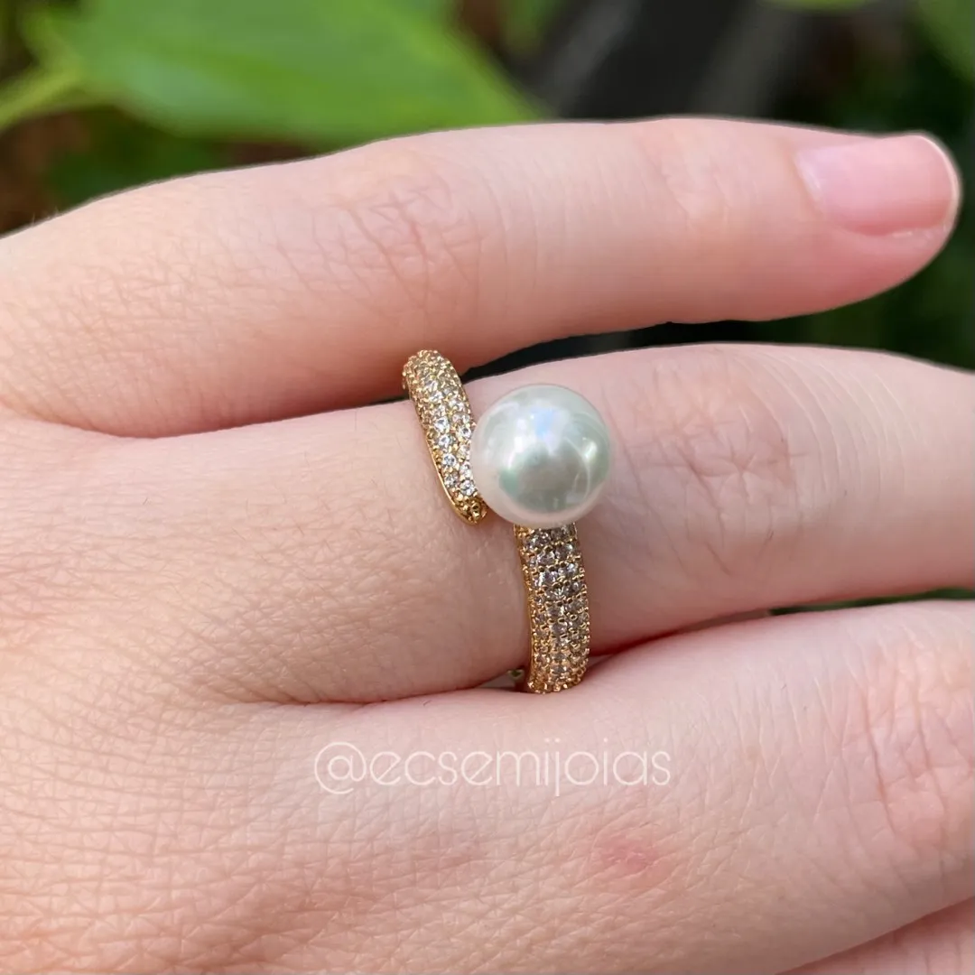 Anel com pérola shell 8mm e aro cravejado - banhado a ouro 18k