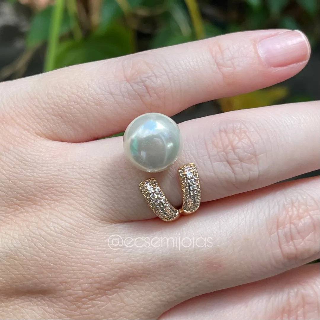Anel com pérola shell com aro cravejado com 2 pontas cravejadas - banhado a ouro 18k