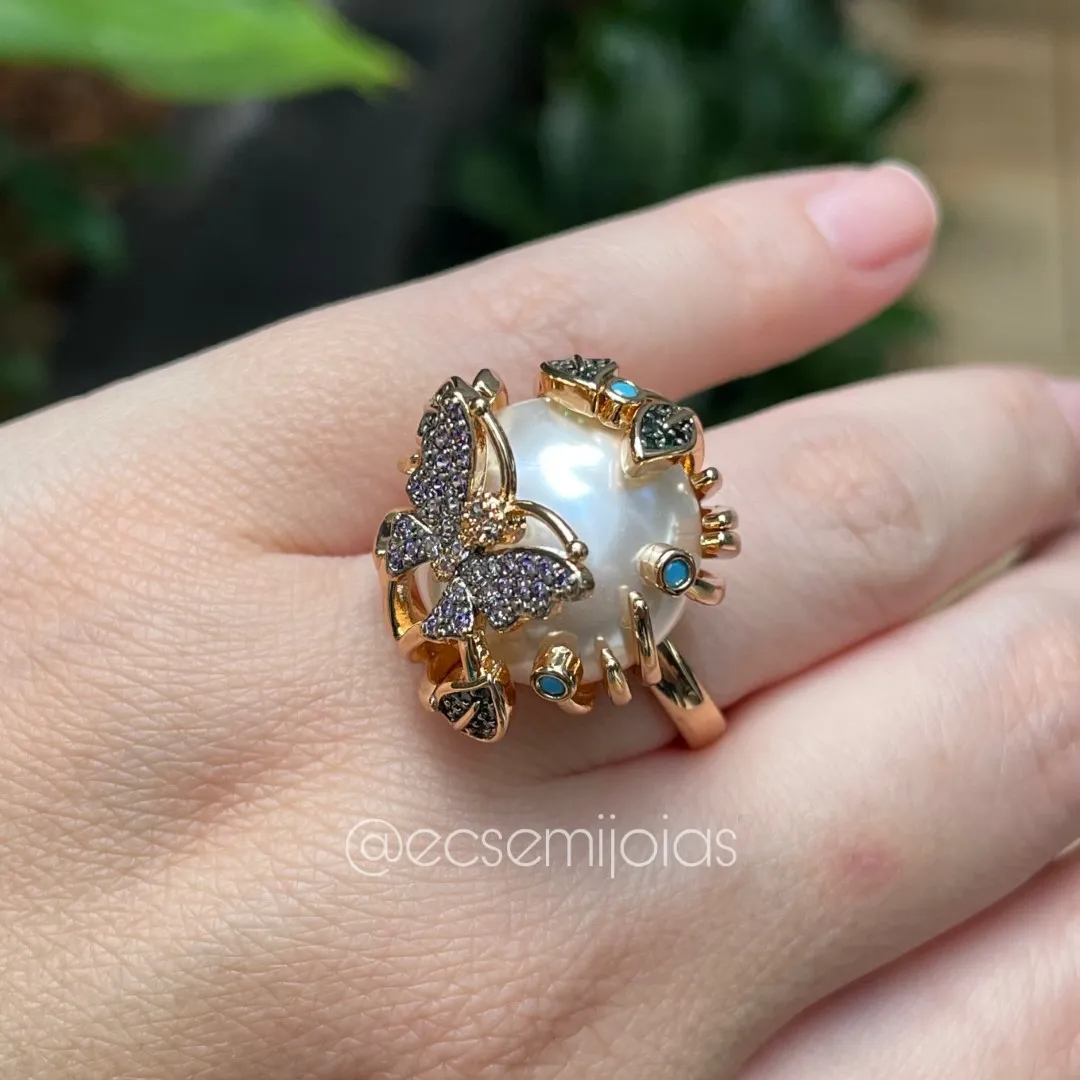 Anel com pérola shell no centro com borboleta e folhas cravejadas em volta - banhado a ouro 18k