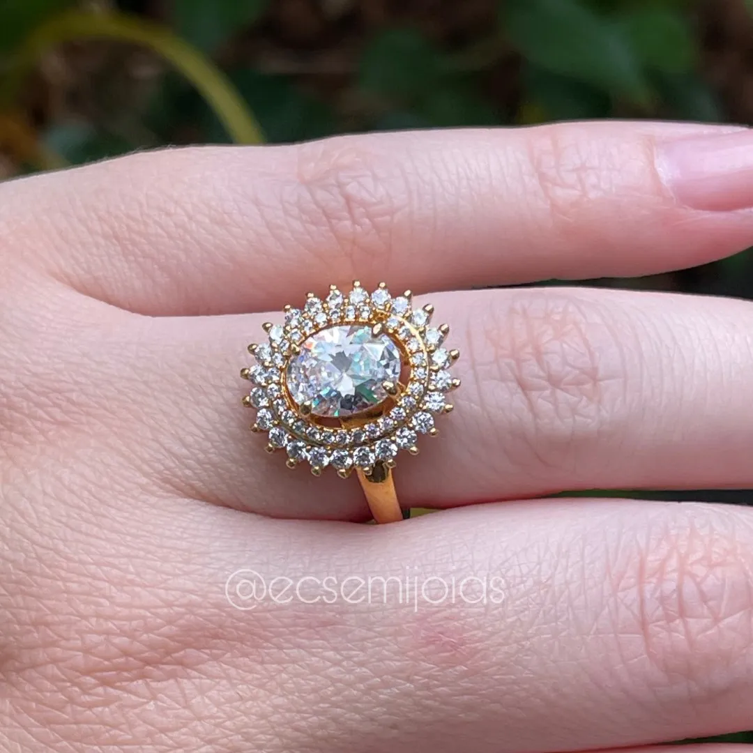 Anel com zircônia oval no centro cravejado em volta  - banhado a ouro 18k