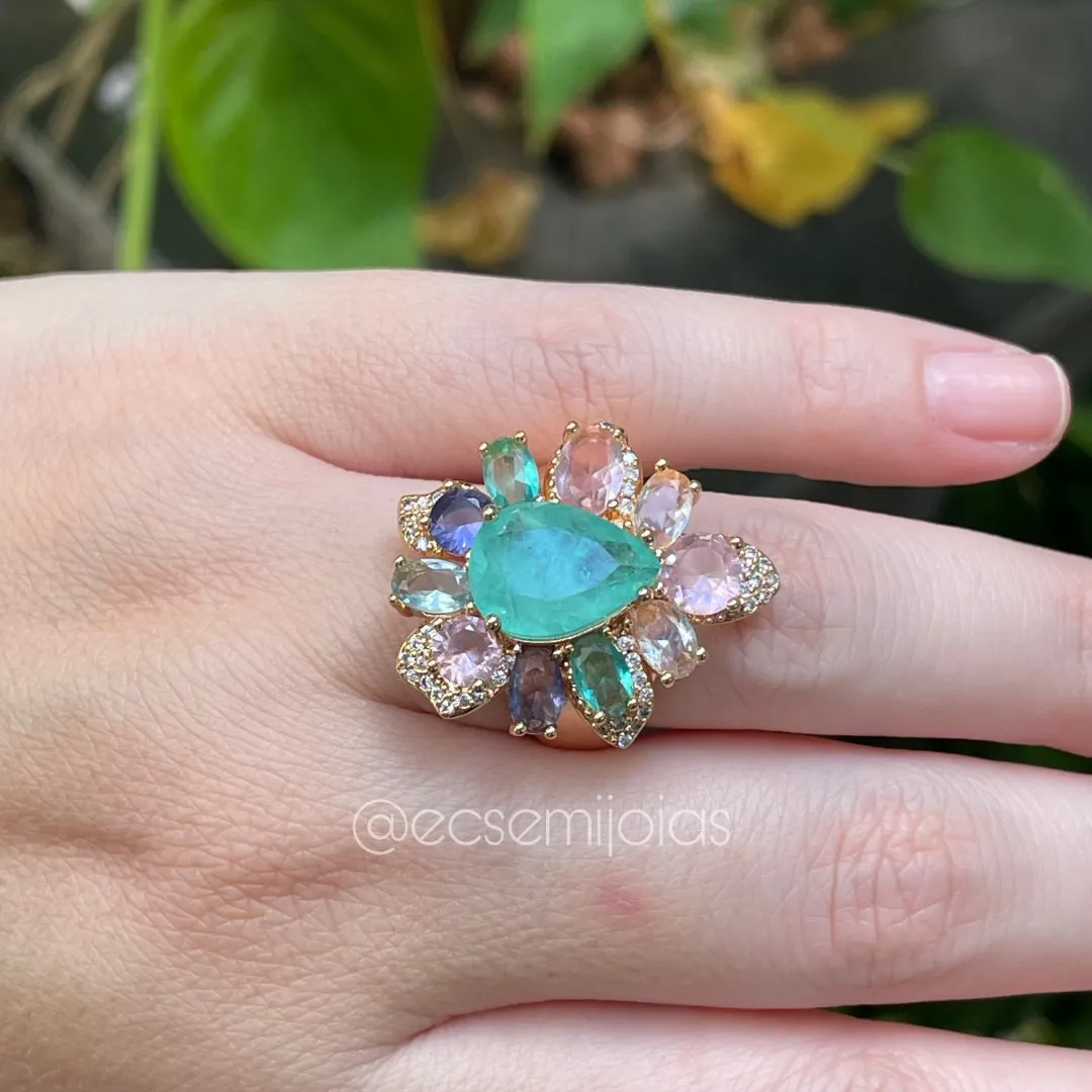Anel de flor com pedra gota no centro, com zircônias ovais em volta e cravejado nas bordas - banhado a ouro 18k