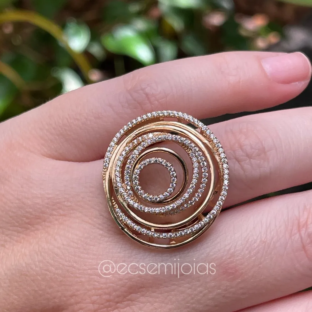 Anel de flor rosa todo vazado e cravejado nos aros - banhado a ouro 18k
