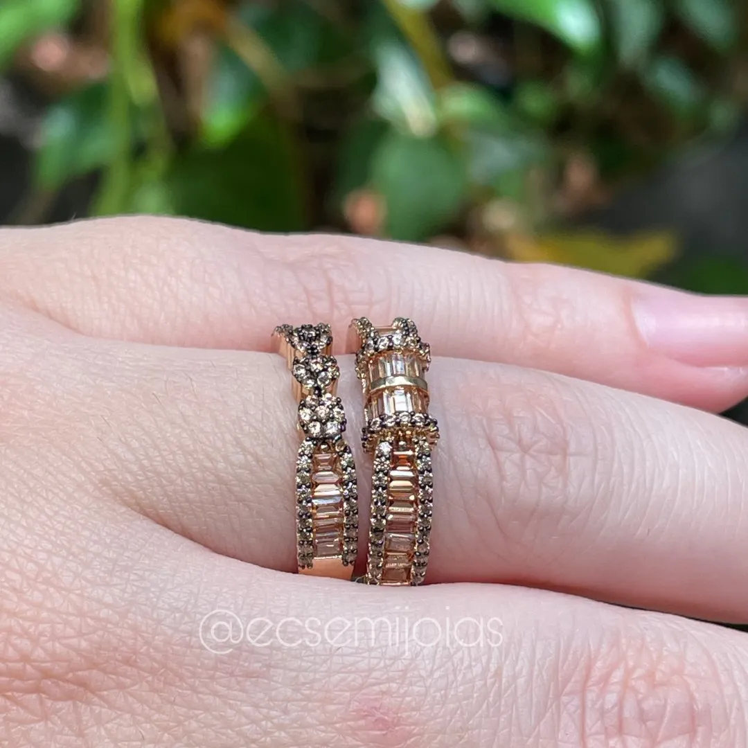 Anel duplo com fileira de baguetes no centro cravejado nas bordas - banhado a ouro 18k