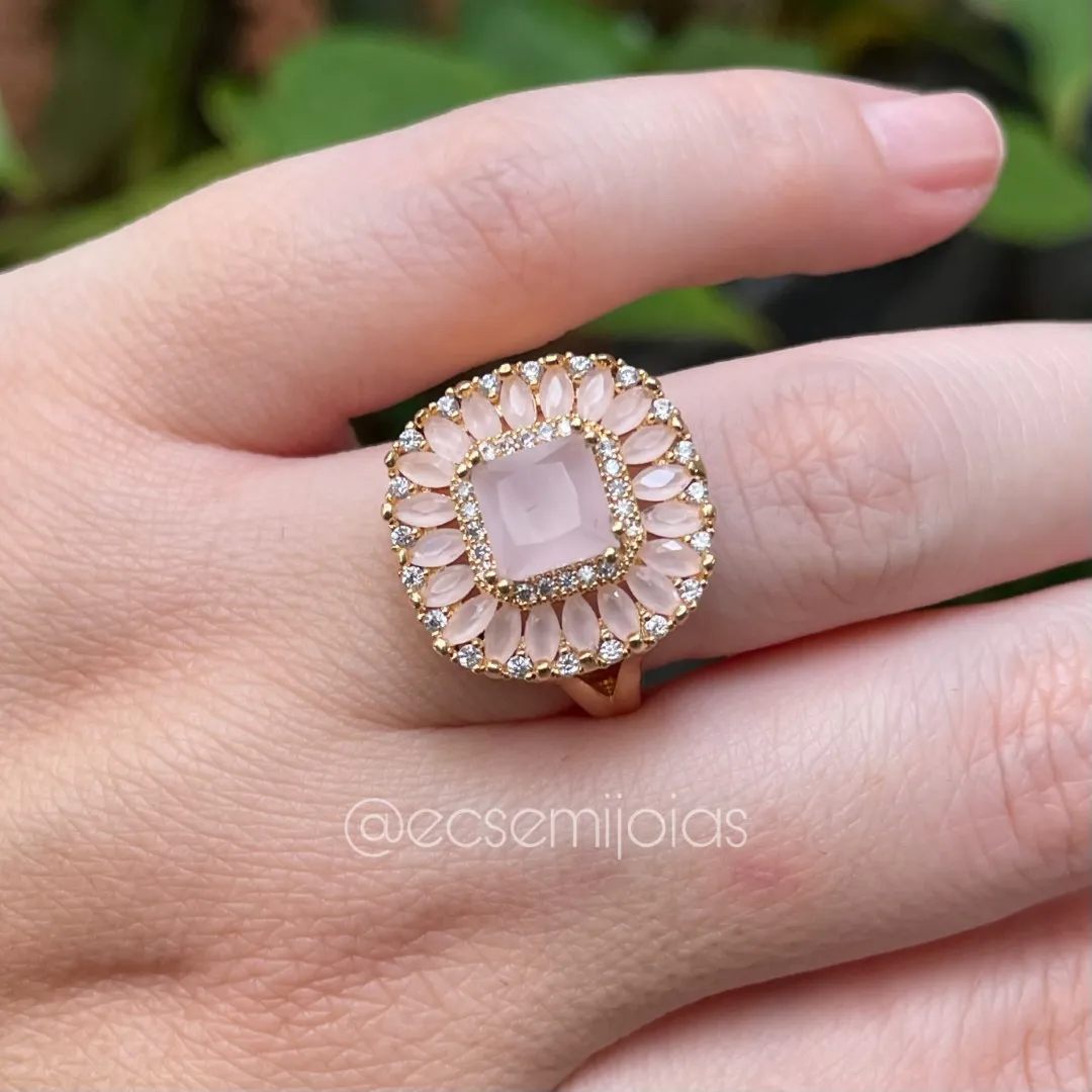 Anel flor com pedra quadrada no centro com navetes em volta  - banhado a ouro 18k