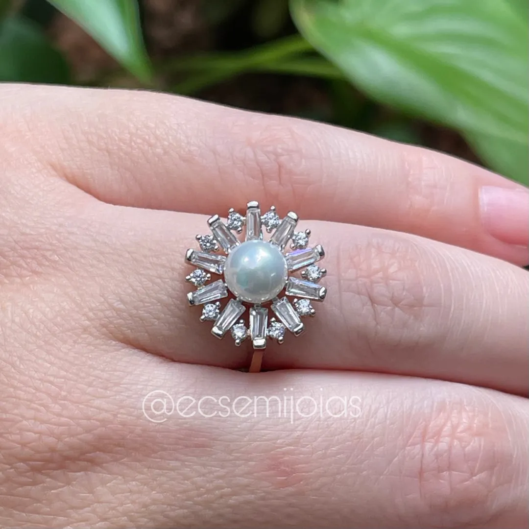 Anel flor com pérola shell no centro com baguetes em volta  - banhado a ouro 18k
