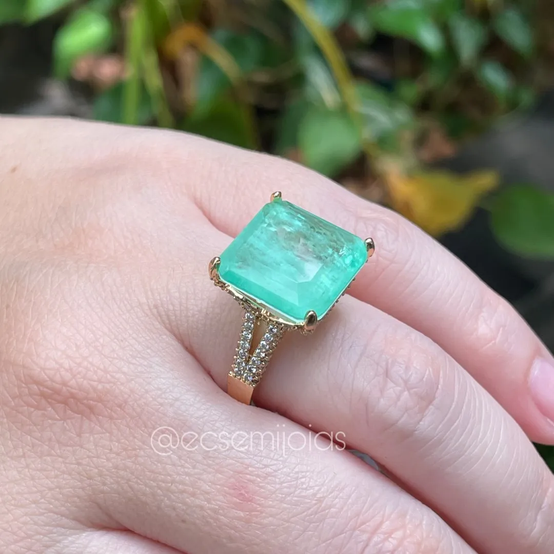 Anel solitário com pedra quadrada grande e cravejado no aro  - banhado a ouro 18k