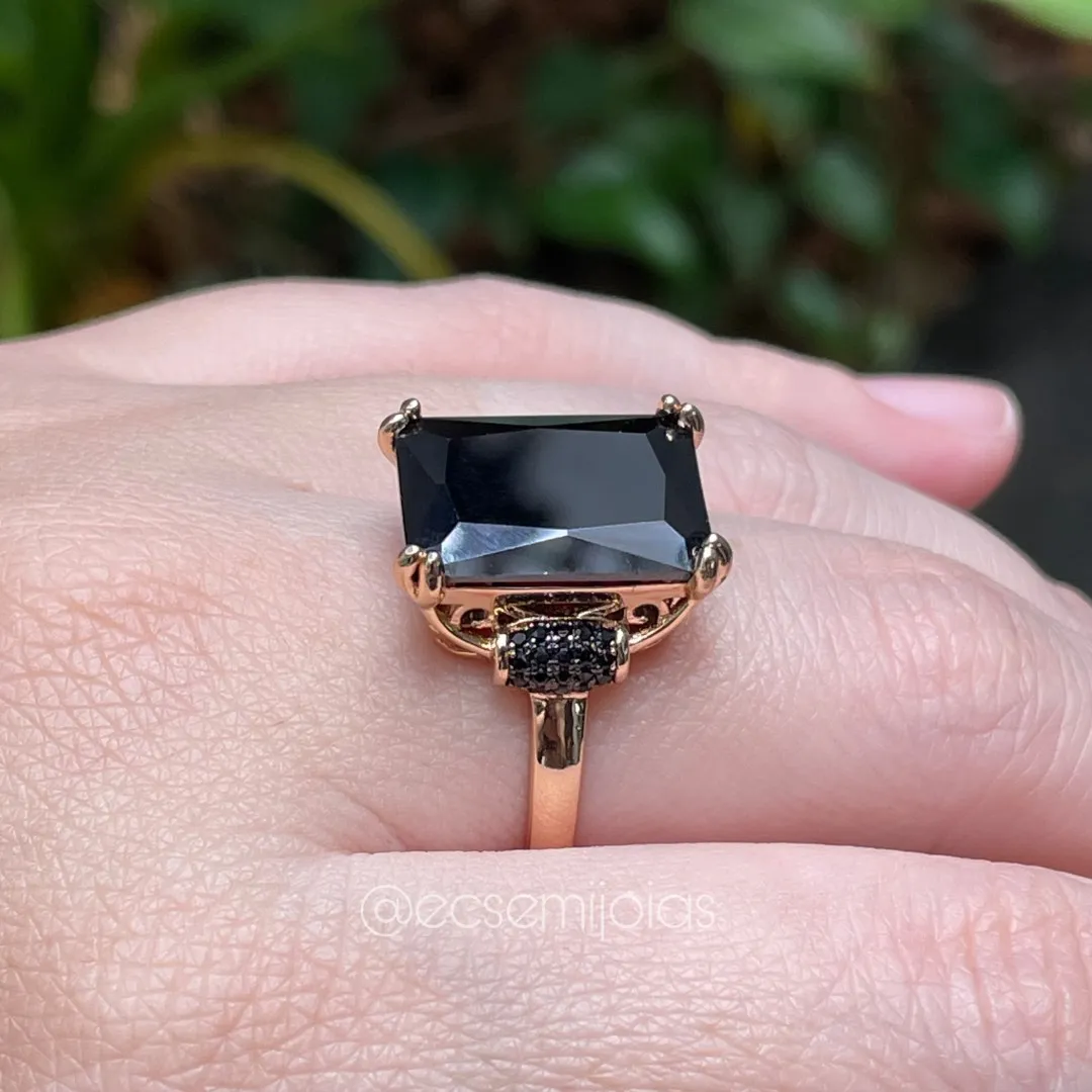 Anel solitário com pedra retangular e cravejado no aro  - banhado a ouro 18k