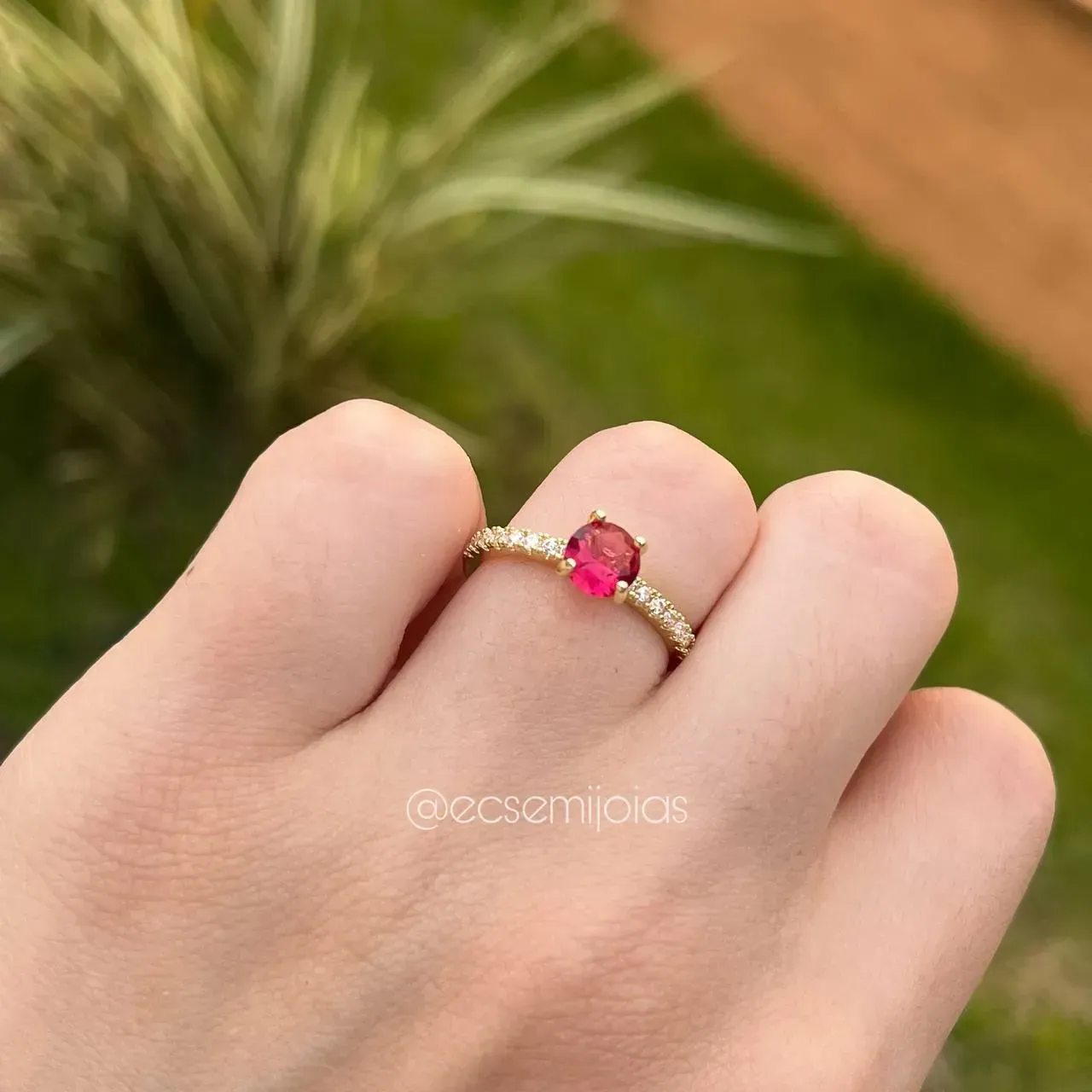Anel solitário cravejado com pedra de 6 mm - banhado a ouro18k