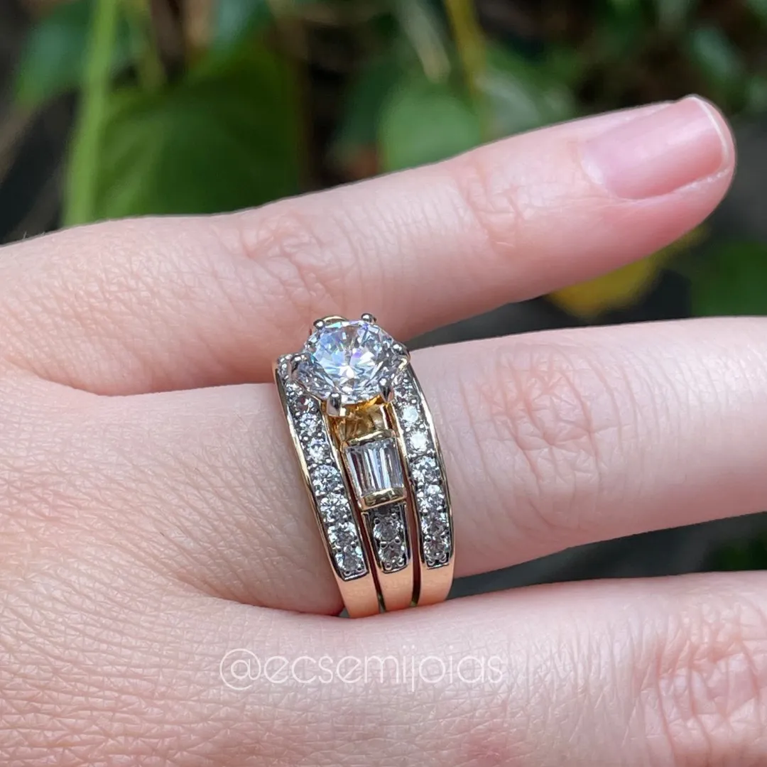 Anel trio com solitário 7mm e baguetes, aro cravejado - banhado a ouro 18k