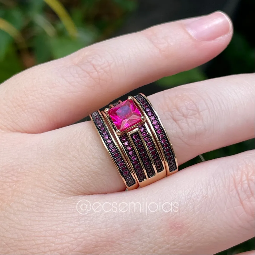 Anel trio com solitário quadrado 6mm e aros cravejados - banhado a ouro 18k