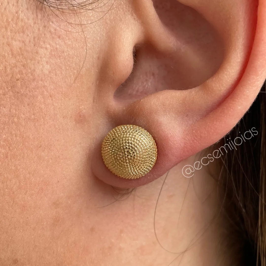 Brinco de bola combardeada - banhado a ouro 18k