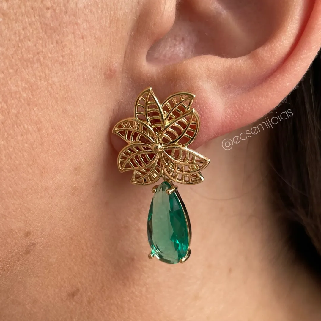 Brinco de flor vazada em cima e pedra gota grande pendurada - banhado a ouro 18k