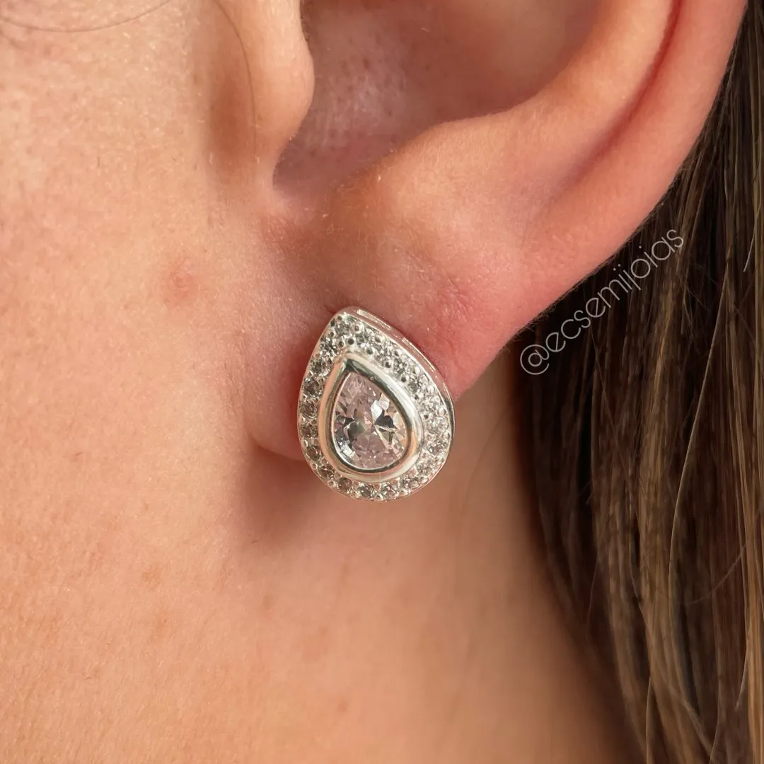 Brinco gota com zircônia maior no centro com borda cravejada - 11x14mm - banhado a prata 925
