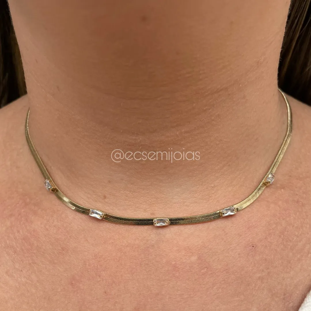 Colar de fita 3mm com 5 zircônias baguetes - 35cm + extensor - banhado a ouro 18k