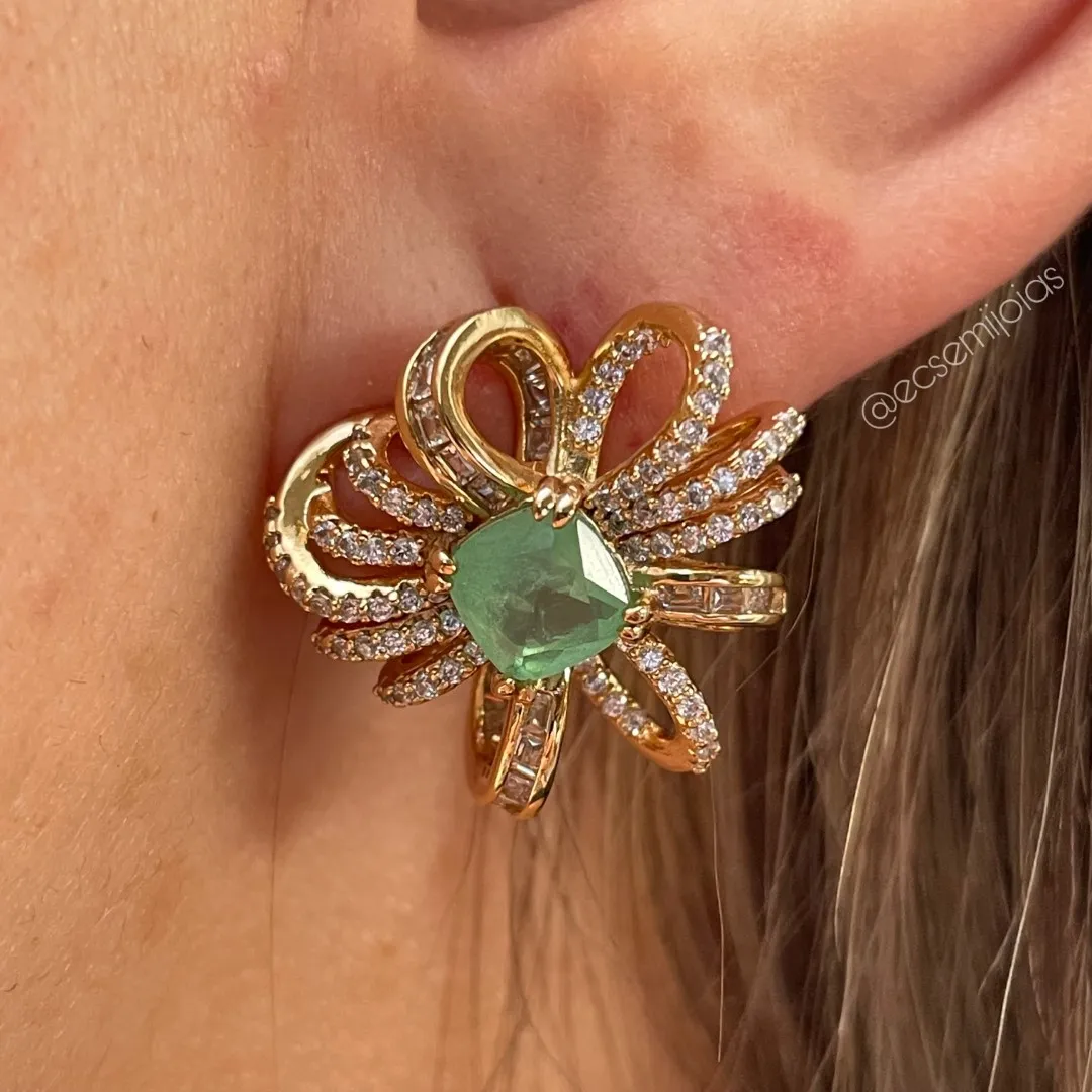 Conjunto anel e brinco de flor cravejada vazada com pedra quadrada fusion - banhado a ouro 18k