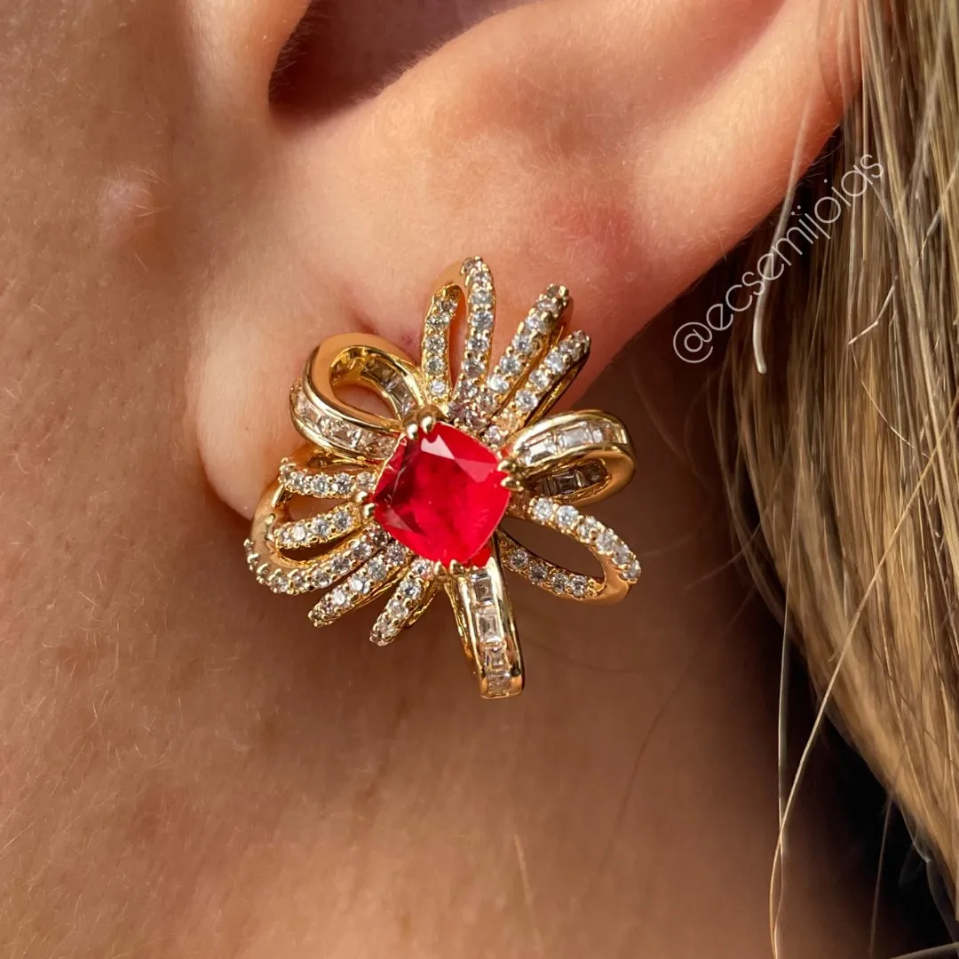 Conjunto anel e brinco de flor cravejada vazada com pedra quadrada fusion - banhado a ouro 18k
