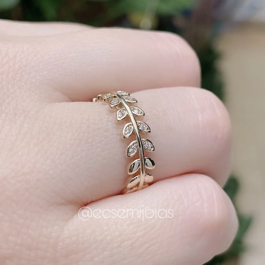 Anel com 100% de folhas com zircônias  - banhado a ouro 18k