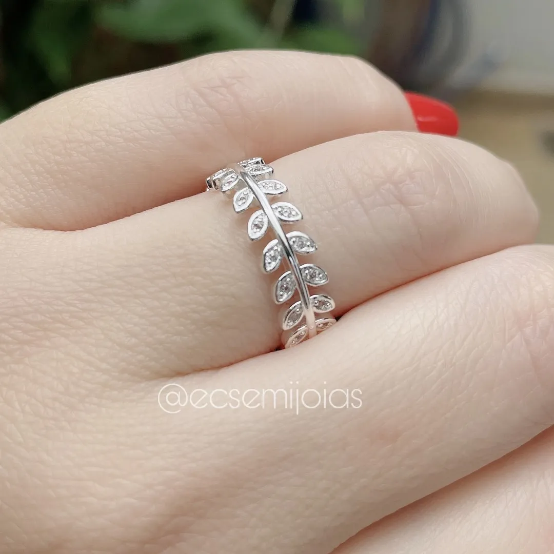 Anel com 100% de folhas com zircônias  - banhado a prata 925