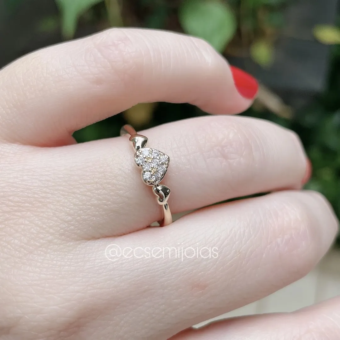 Anel com coração cravejado no centro e um coração liso de cada lado - banhado a ouro 18k