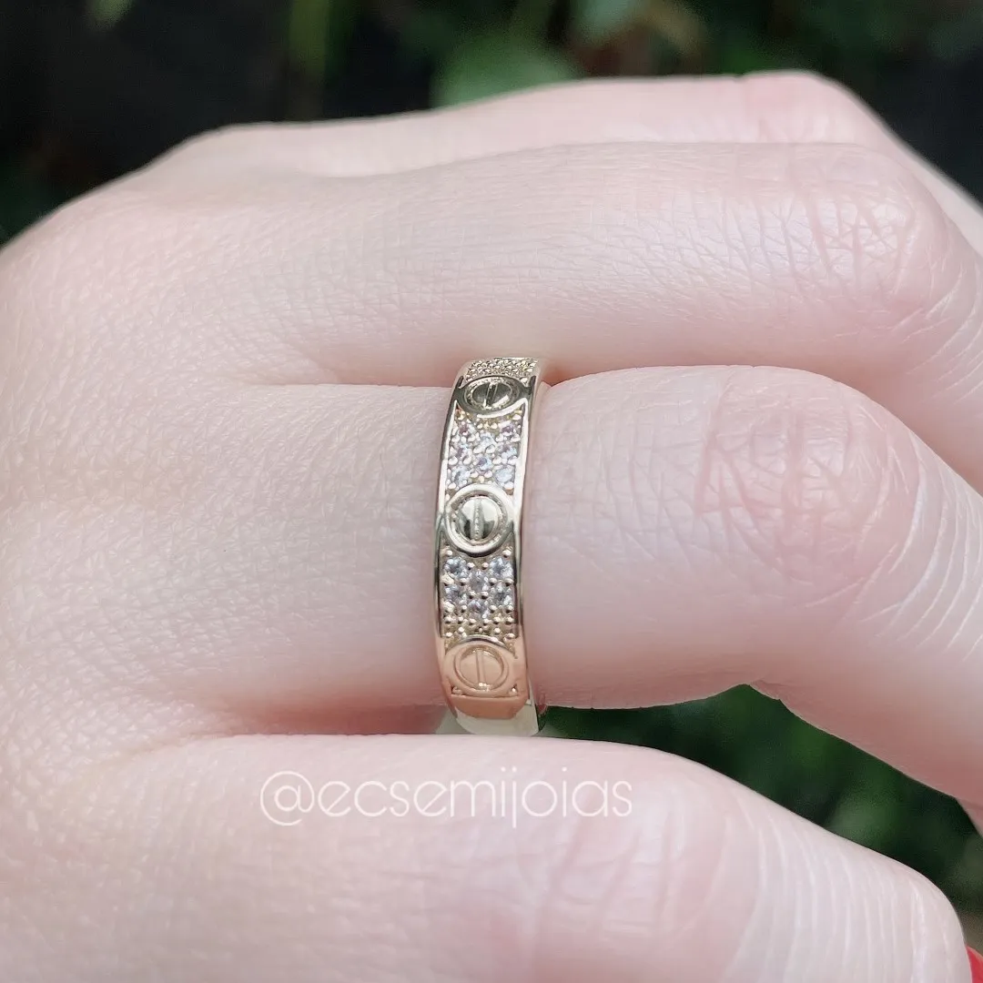 Anel com desenhos redondos lisos cravejado em volta - banhado a ouro 18k