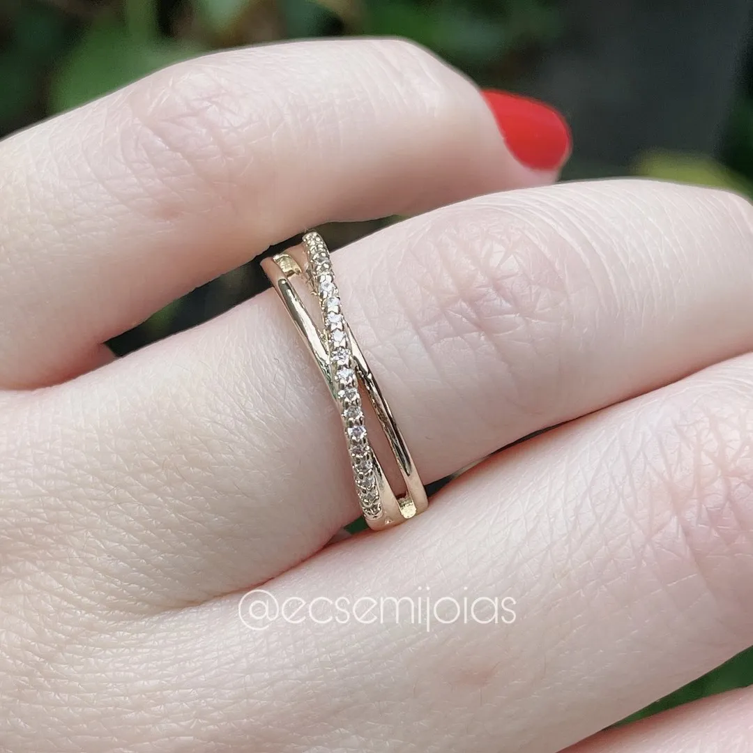 Anel de x fino com 1 aro cravejado e outro liso - banhado a ouro 18k