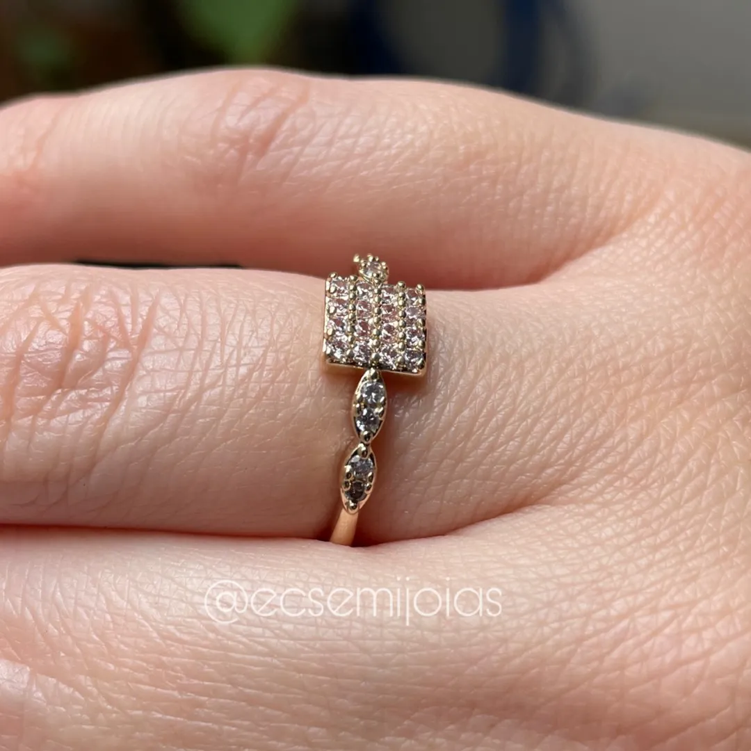 Anel quadrado cravejado   - banhado a ouro 18k