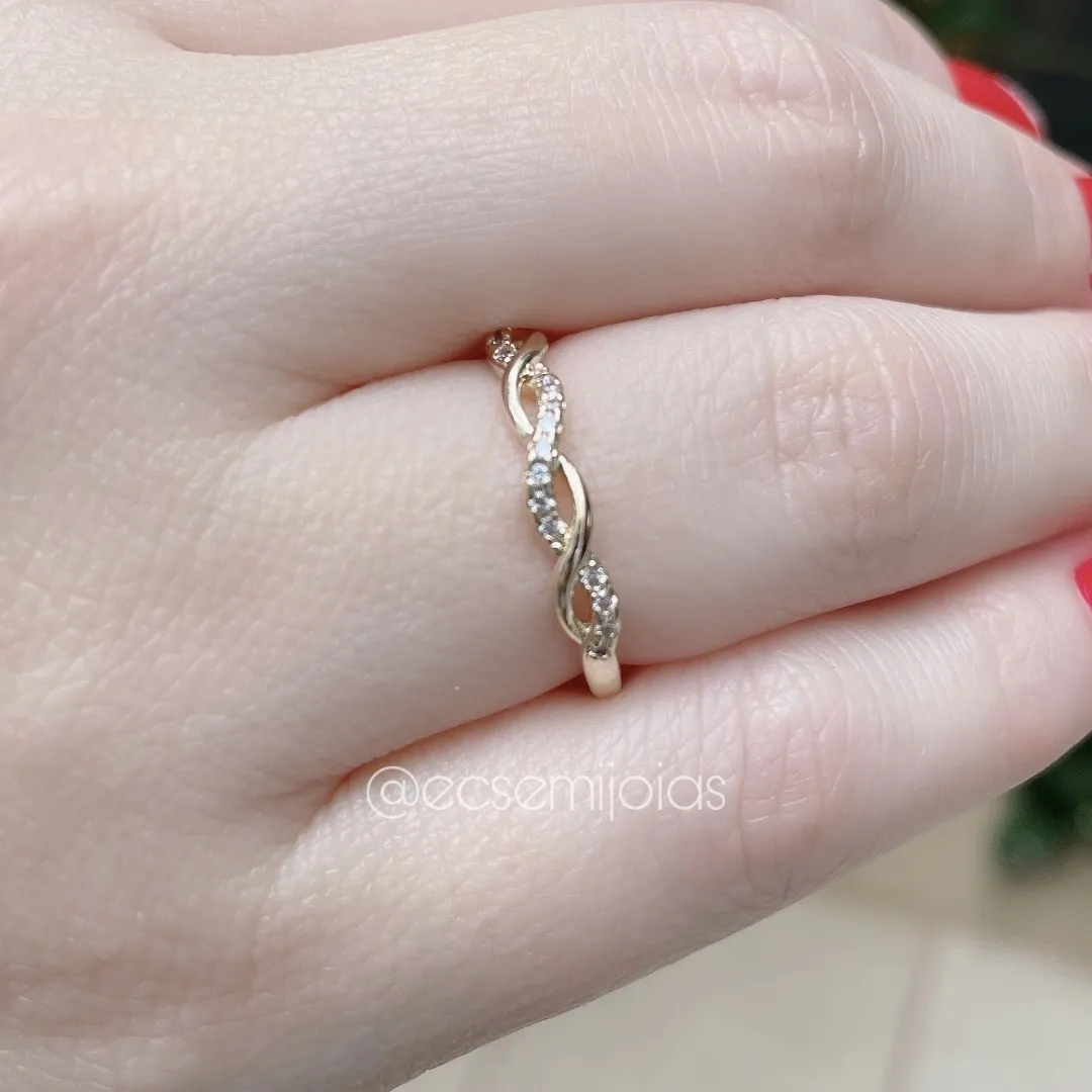 Anel torcidinho com 1 aro cravejado e outro liso - banhado a ouro 18k
