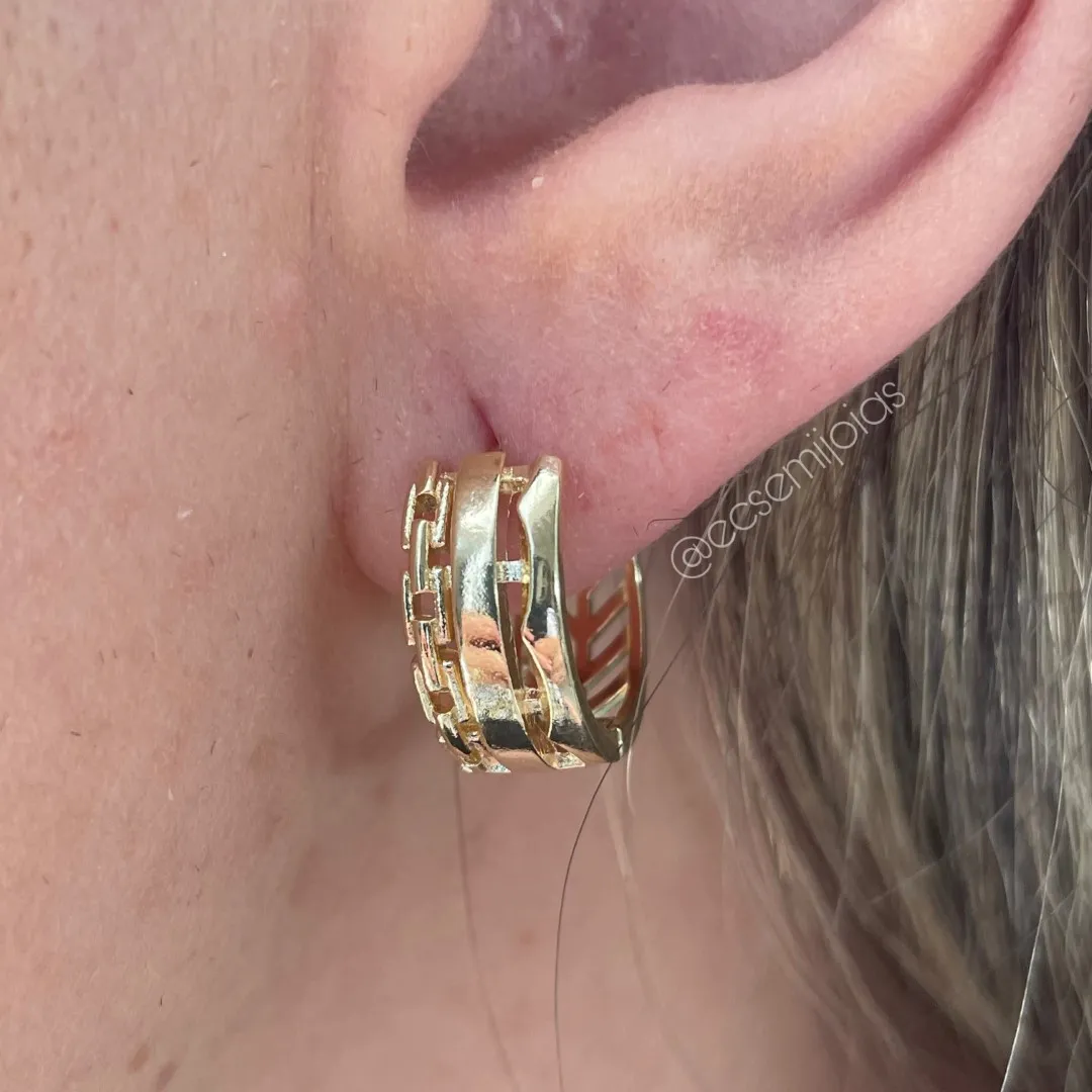 Argola com 3 aros, elos vazados e 2 aros lisos vazados - banhado a ouro 18k
