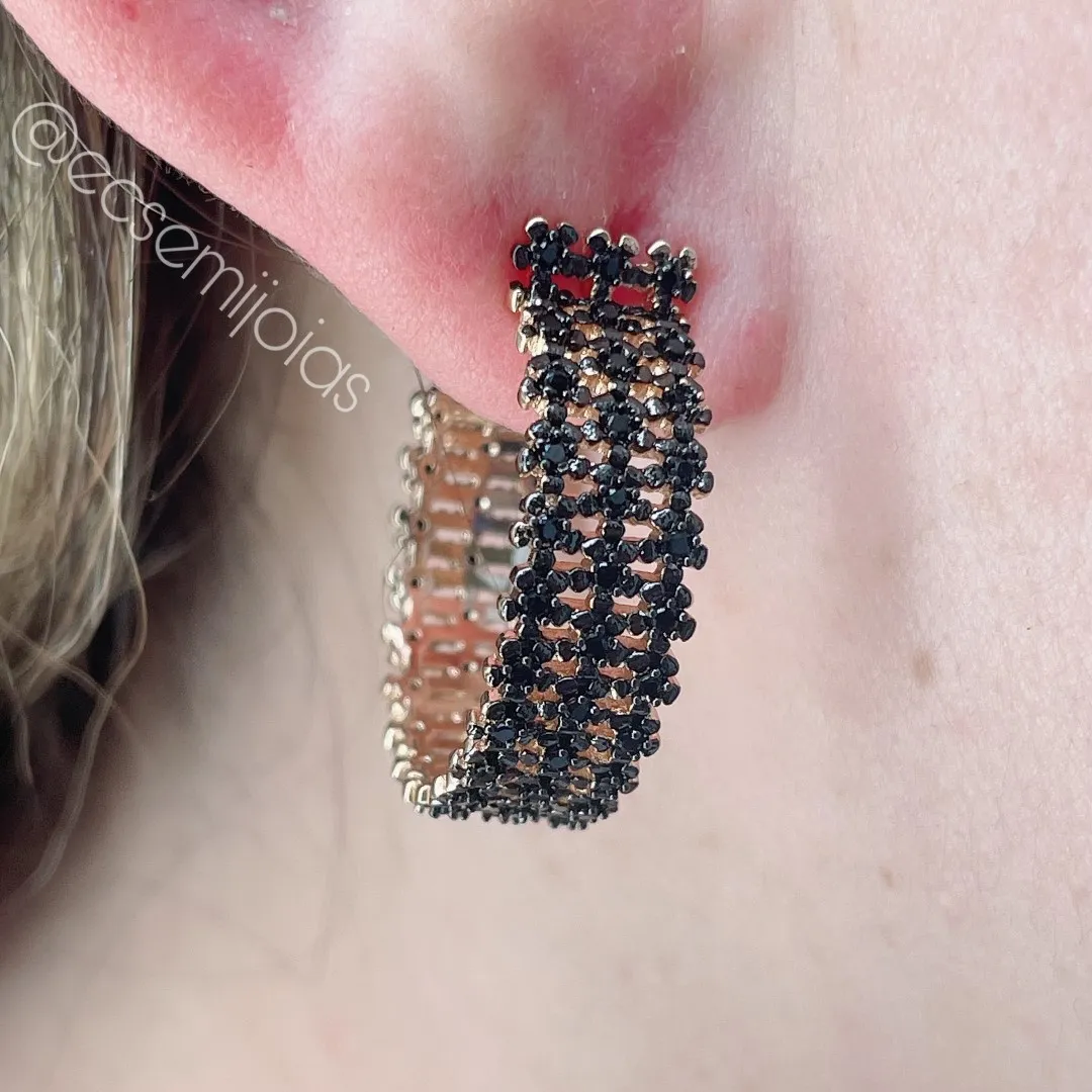 Argola com 3 fileiras de florzinhas cravejadas toda vazada - banhado a ouro 18k