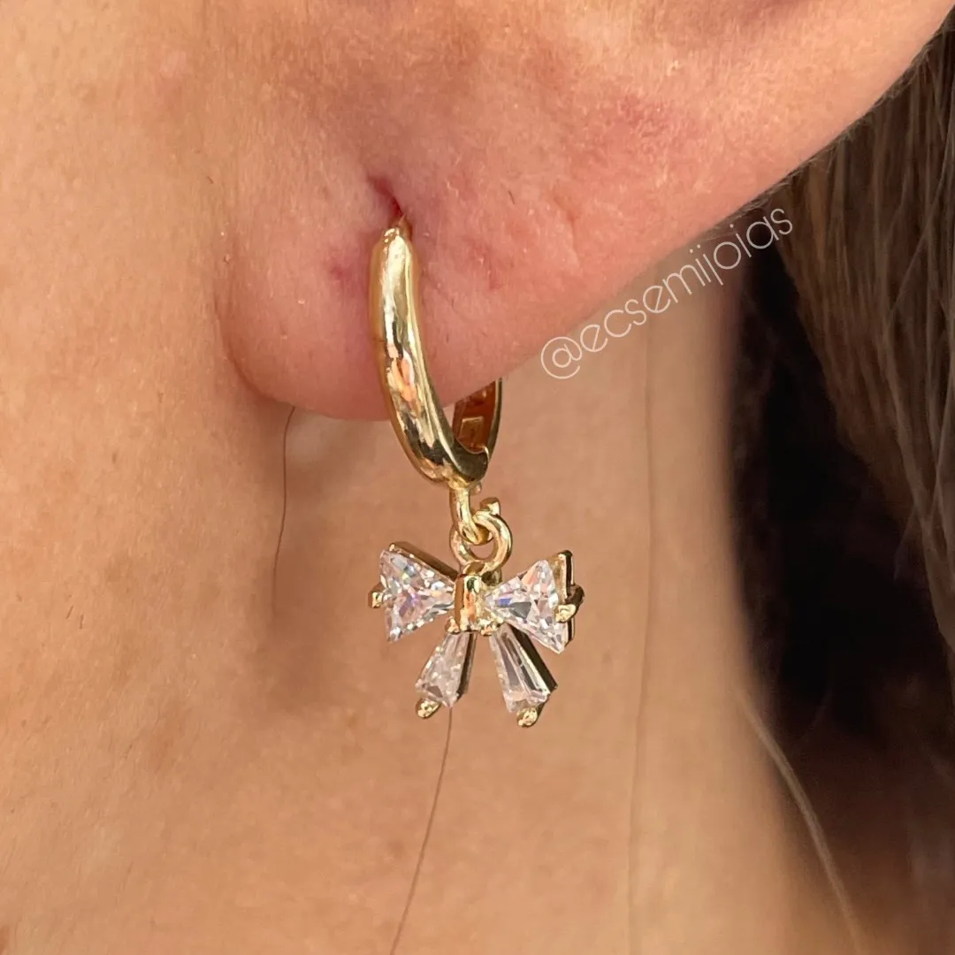 Argola com pingente de laço com zircônias - banhado a ouro 18k