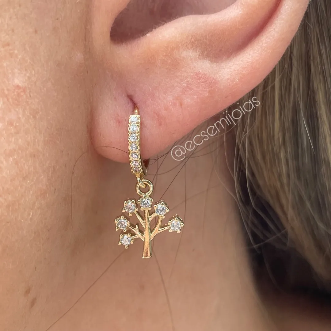 Argola tranqueta com 1 fileira cravejada e pingente de árvore cravejado - banhado a ouro 18k