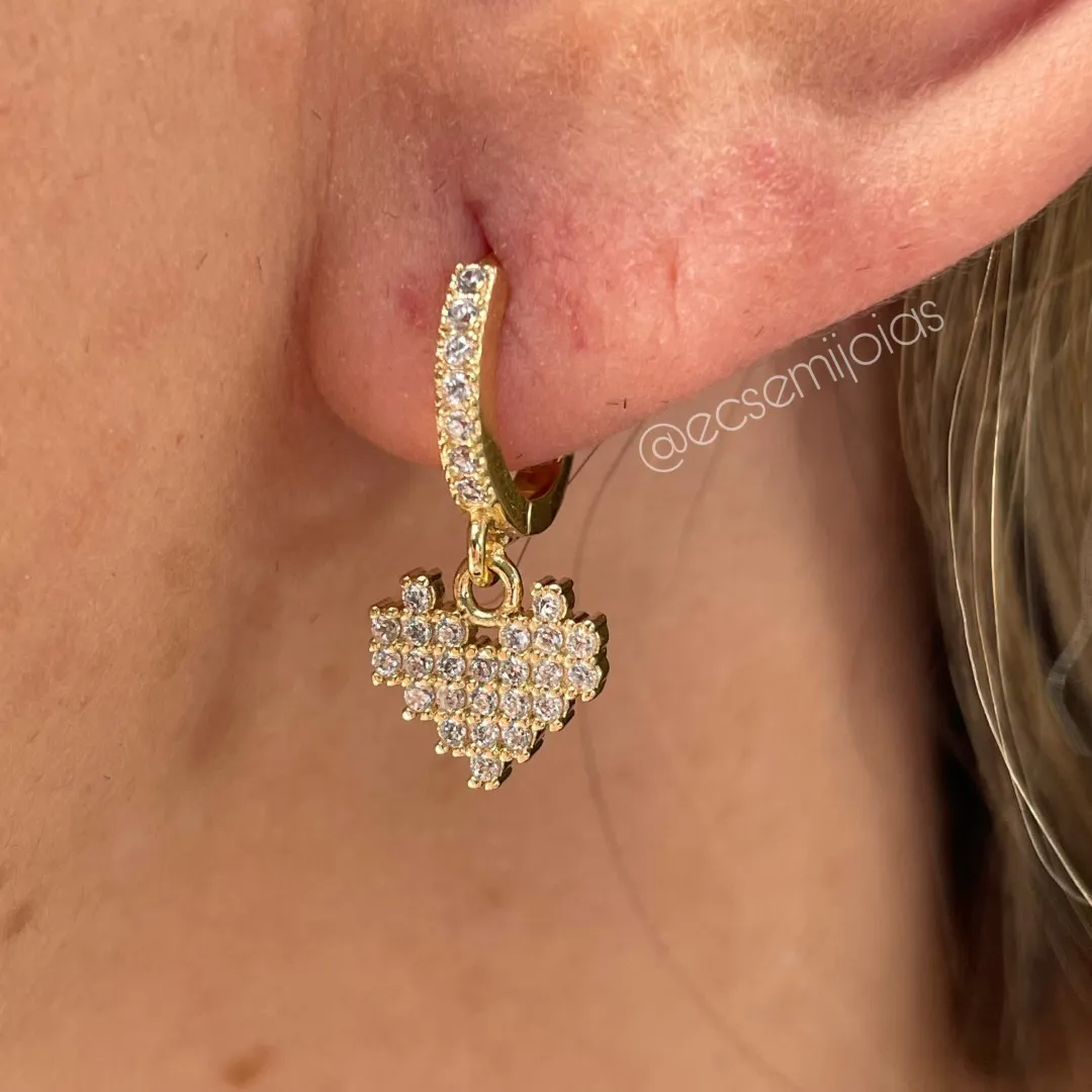 Argola tranqueta com 1 fileira cravejada e pingente de coração cravejado - banhado a ouro 18k
