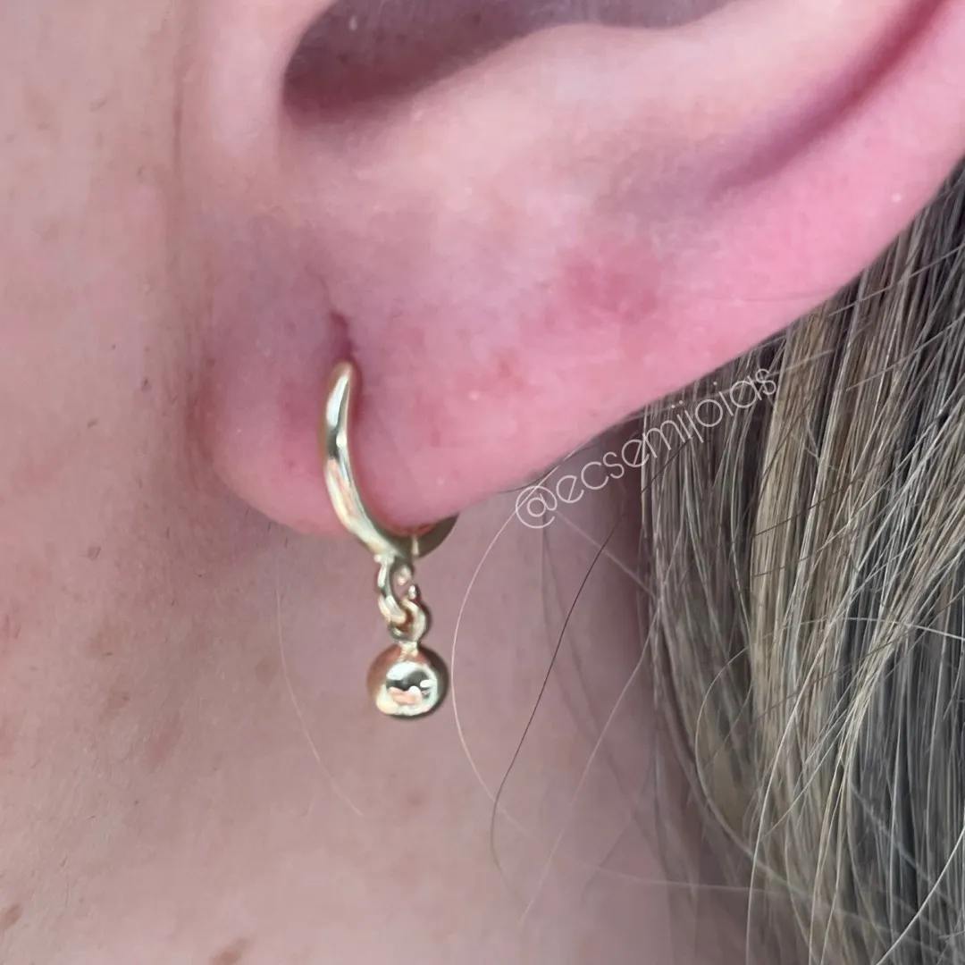 Argola tranqueta com pingente de bola lisa 4mm - banhado a ouro 18k