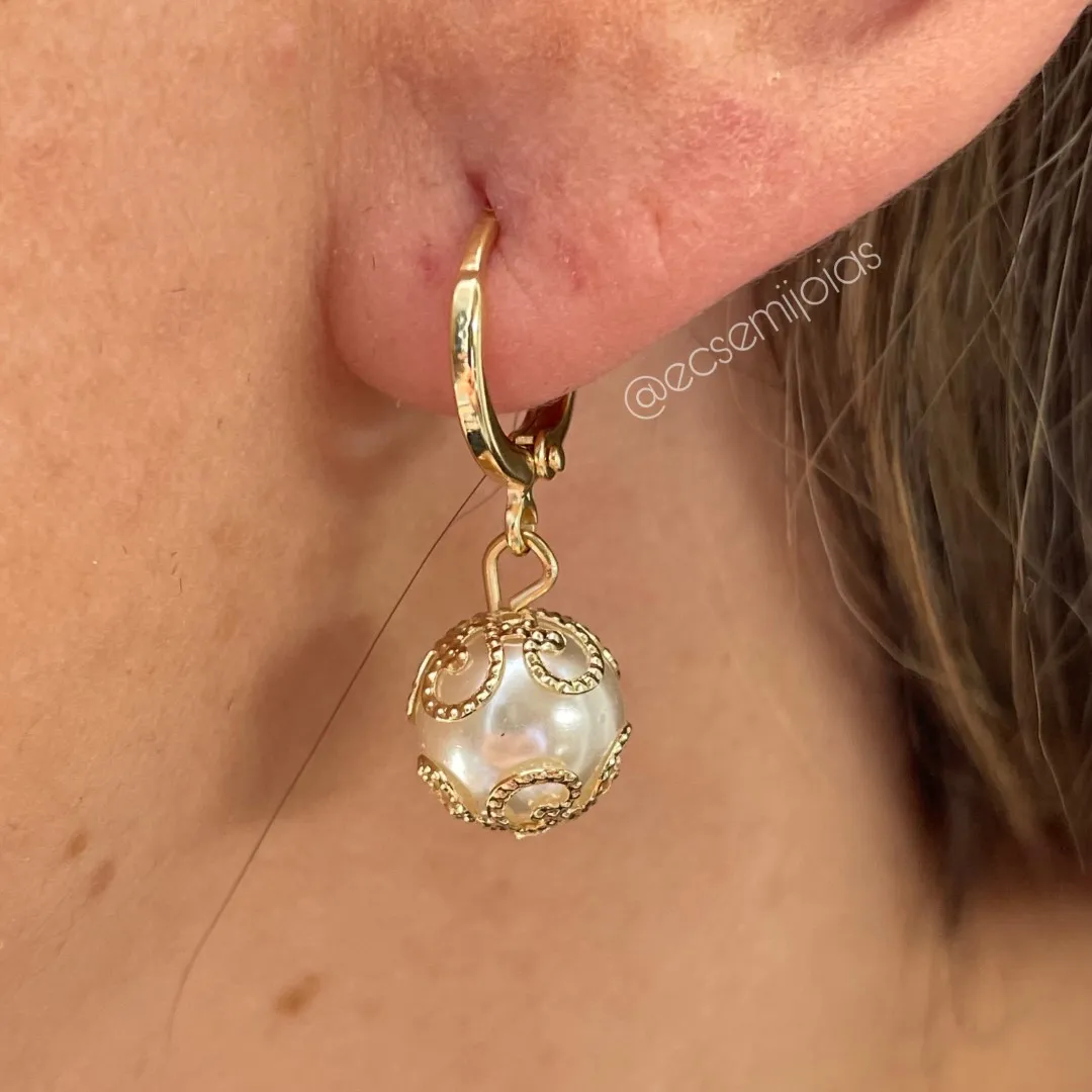 Argola tranqueta com pingente de pérola com arabesco - banhado a ouro 18k