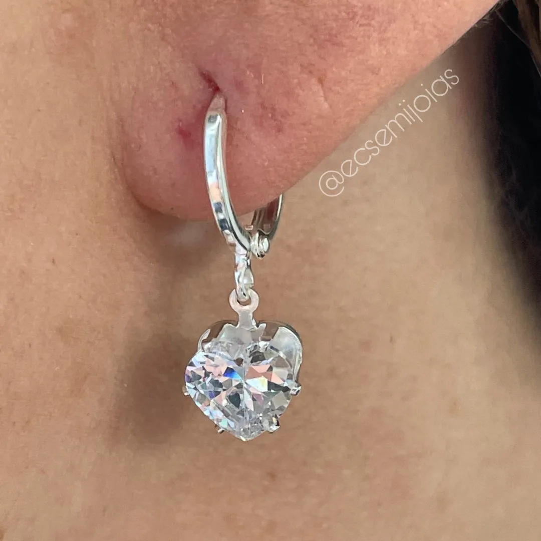 Argola tranqueta com zircônia coração maior - 8mm - banhado a prata 925