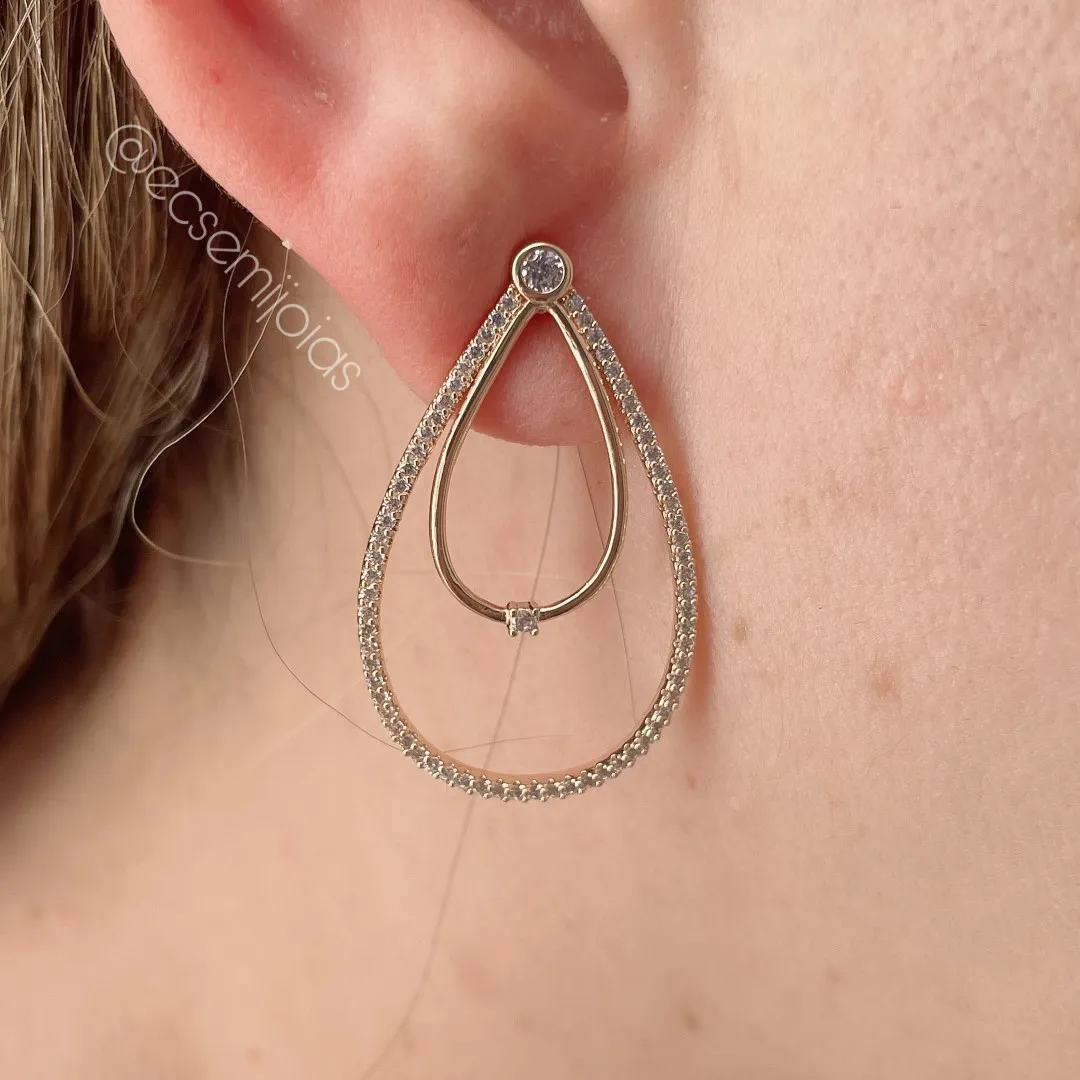 Brinco com 2 gotas vazadas, 1 com aro liso e outra cravejada - banhado a ouro 18k