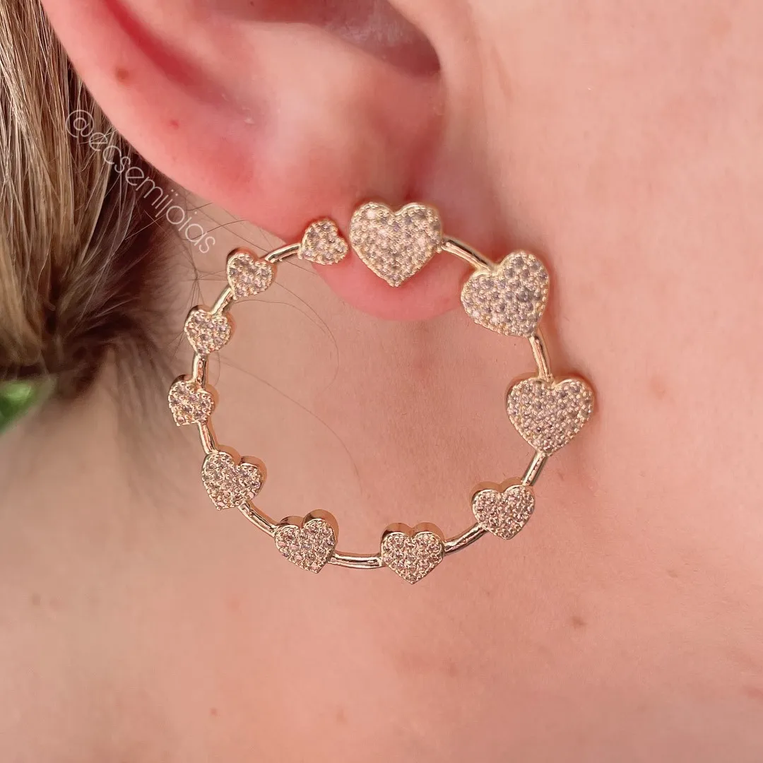 Brinco com aro redondo com vários corações cravejados  - banhado a ouro 18k