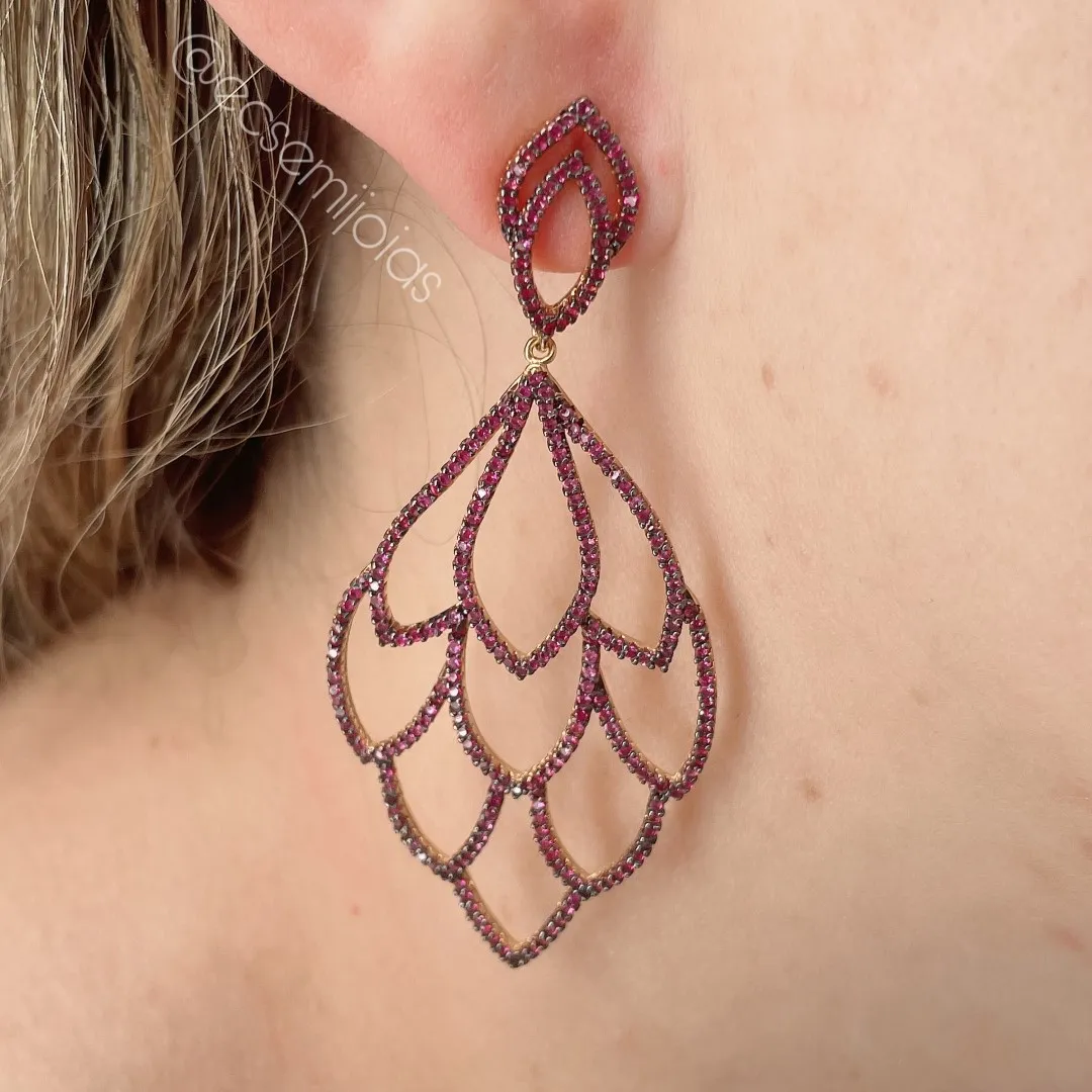 Brinco com folhas vazadas cravejadas - banhado a ouro 18k