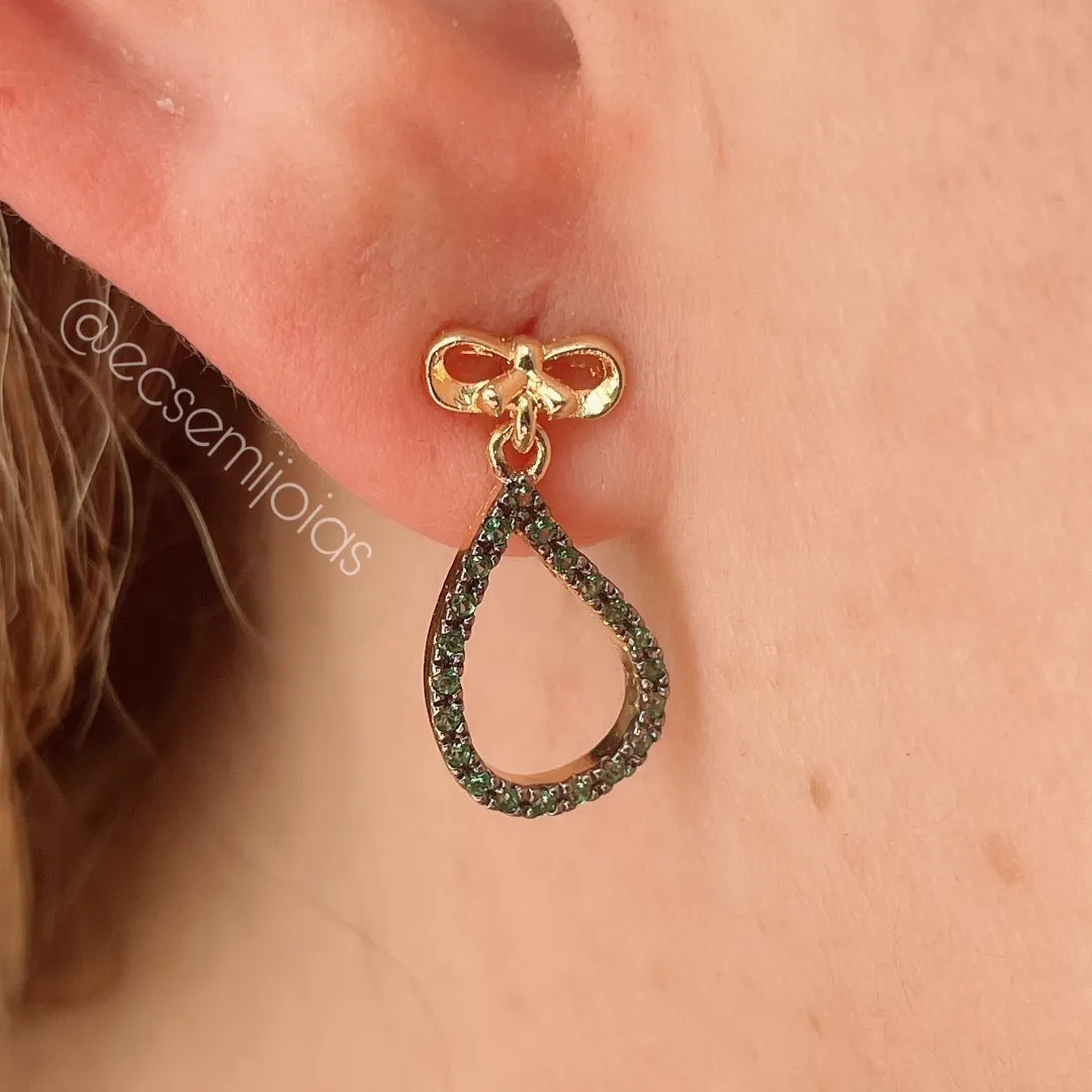 Brinco com laço liso em cima e gota cravejada vazada embaixo - banhado a ouro 18k