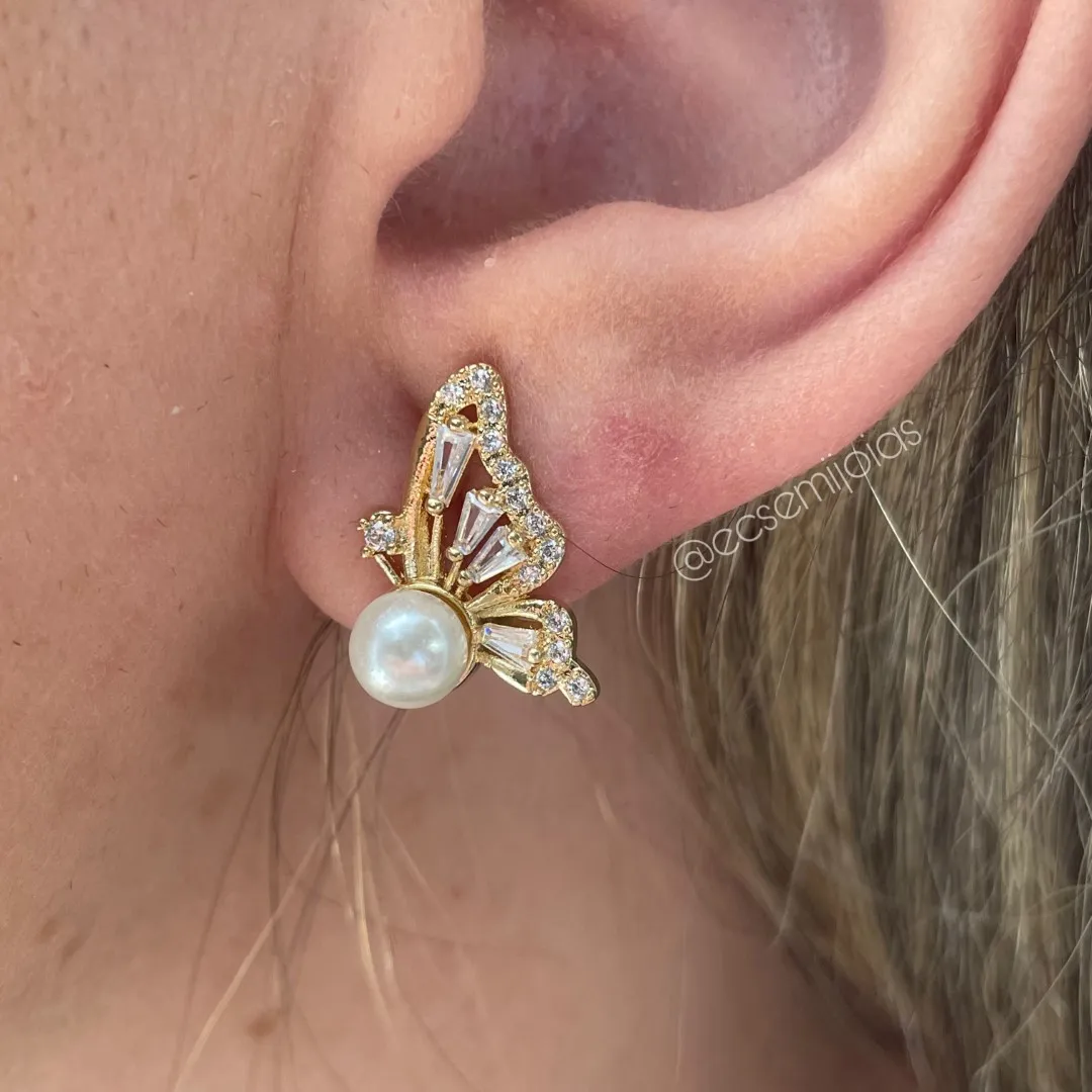 Brinco de borboleta com pérola e zircônias baguetes cravejado nas bordas - banhado a ouro 18k