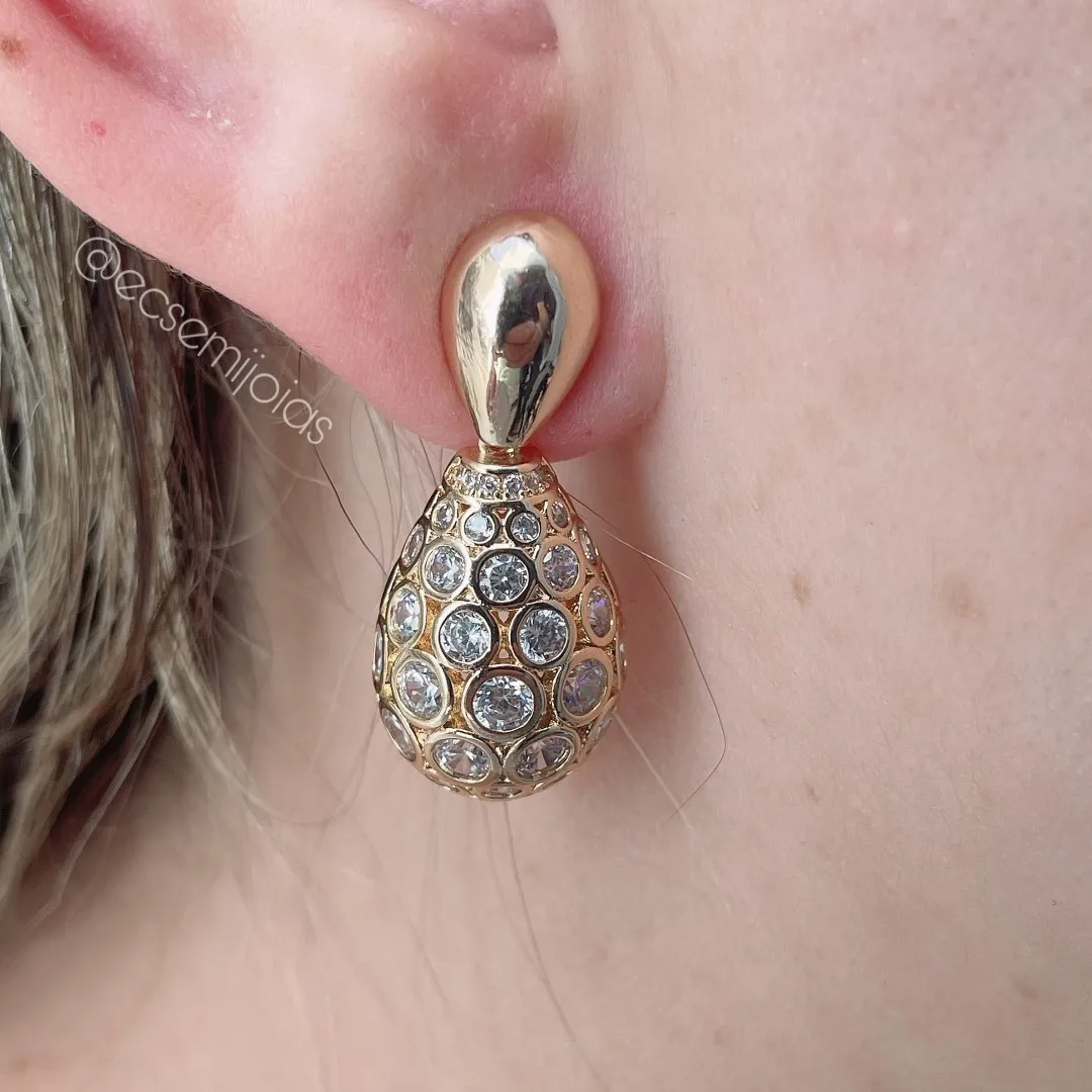Brinco de gota lisa em cima e gota cravejada em baixo - banhado a ouro 18k