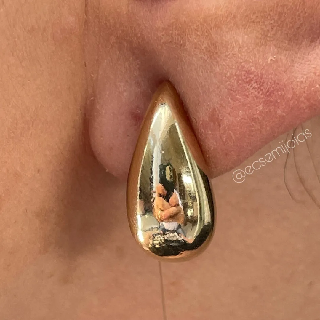 Brinco de gota lisa polida M  - banhado a ouro 18k