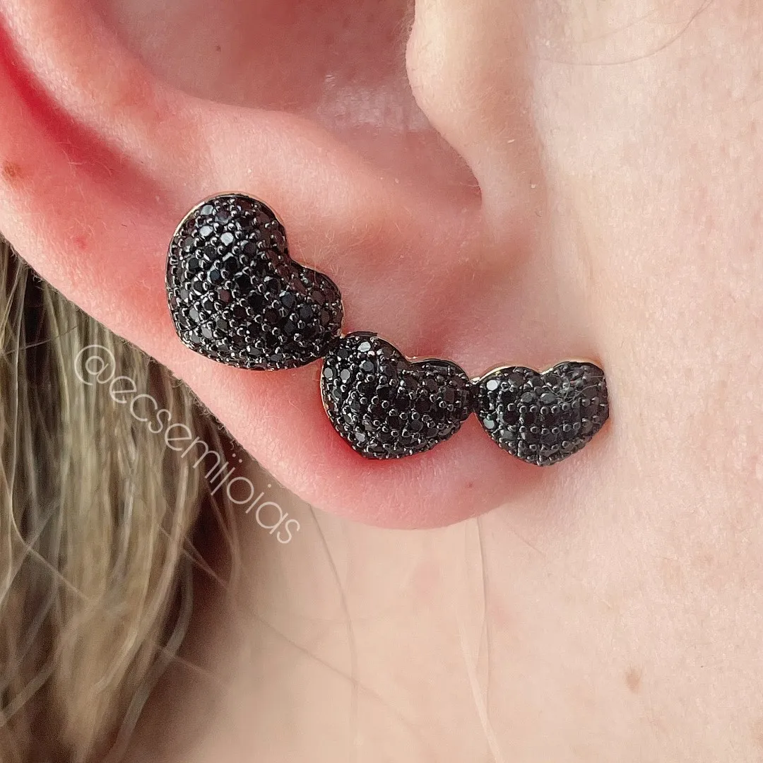 Brinco ear cuf 3 corações cravejados - banhado a ouro 18k