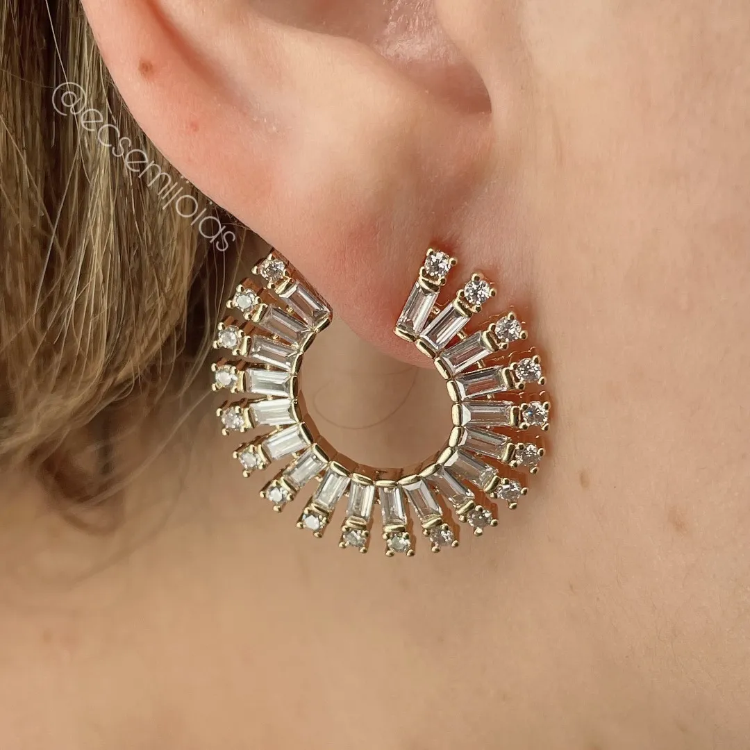 Brinco espiral com 1 fileira de baguetes e zircônias nas pontas - banhado a ouro 18k