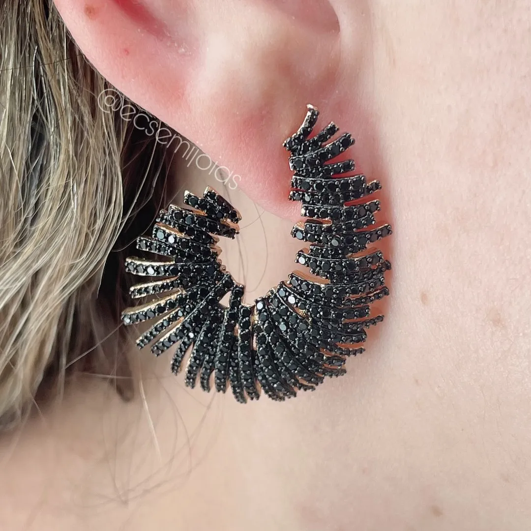 Brinco espiral cravejado com pontas vazadas - banhado a ouro 18k