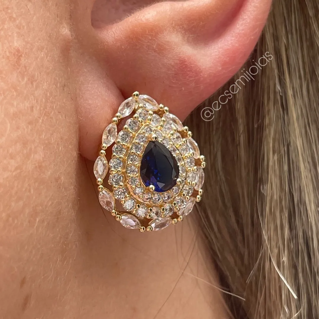 Brinco gota, com gota maior no centro, com 2 fileiras cravejadas em volta e bordas de navetes - banhado a ouro 18k