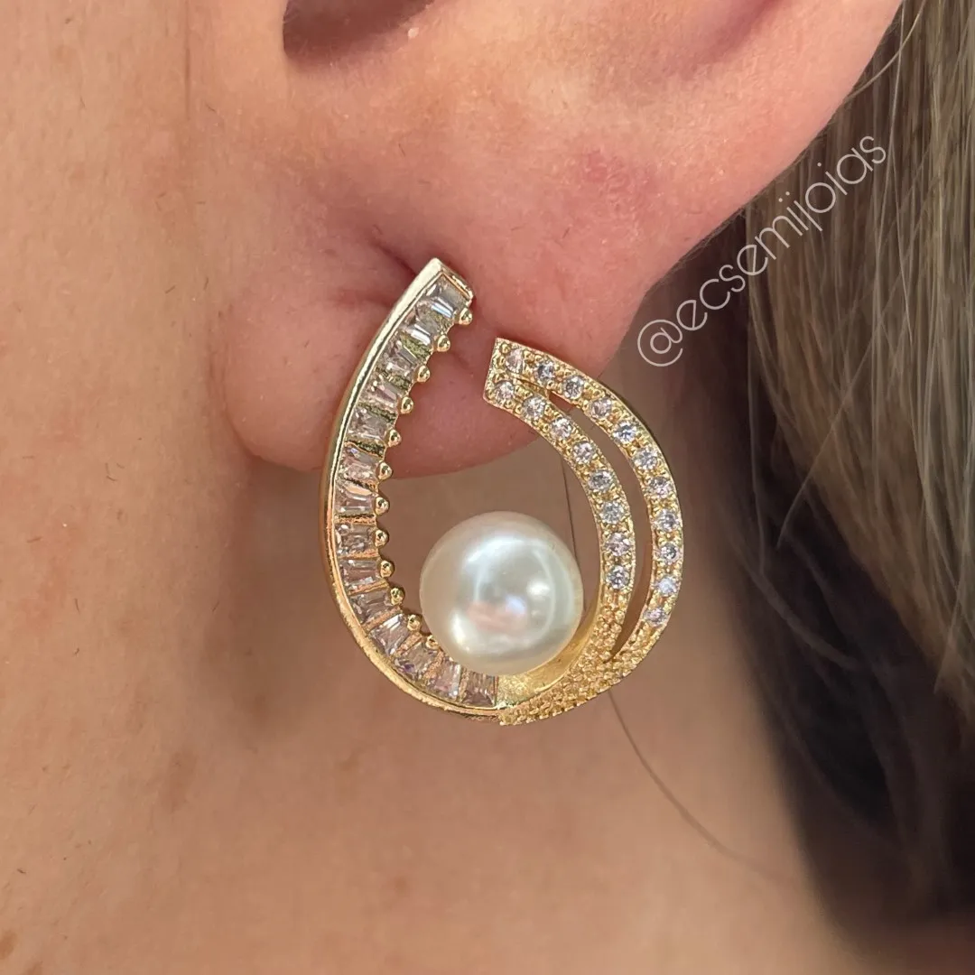 Brinco gota com pérola no centro e aros laterais duplos cravejados e aro com baguetes - banhado a ouro 18k