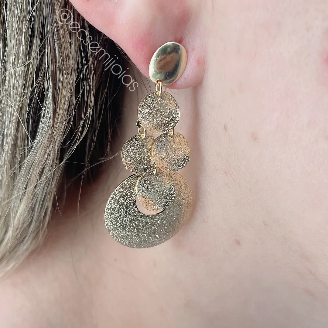 Brinco maxxi com escamas de folhas redondas diamantadas - banhado a ouro 18k